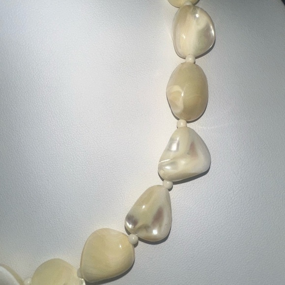 Mother of Pearl Balamuti Style Vintage Necklace with nugget shaped shell beads - Picture 2 of 10